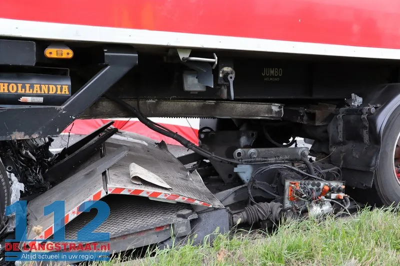 Man (64) overleden bij botsing tussen vrachtwagen en auto in Tilburg 112 De Langstraat