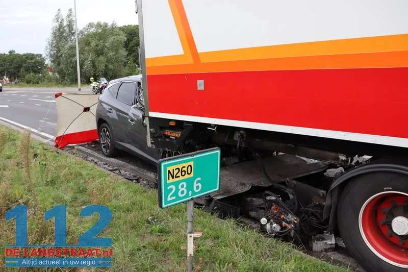 Man (64) overleden bij botsing tussen vrachtwagen en auto in Tilburg 112 De Langstraat