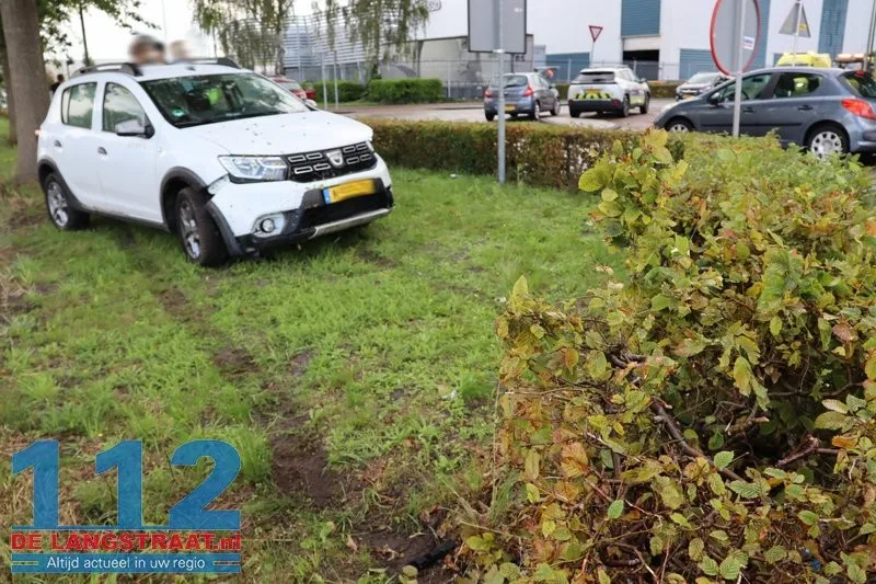 Drie auto's betrokken bij aanrijding Taxandriaweg: Bestuurder eindigt in de bosjes 112 De Langstraat