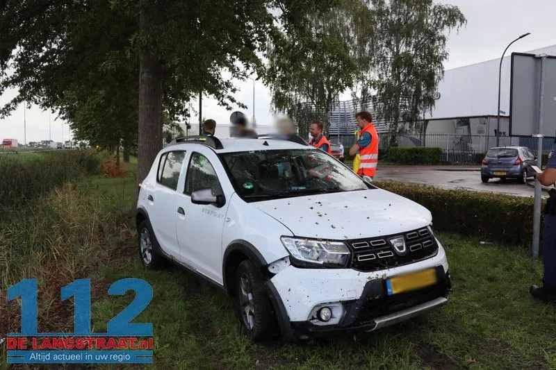 Drie auto's betrokken bij aanrijding Taxandriaweg: Bestuurder eindigt in de bosjes 112 De Langstraat