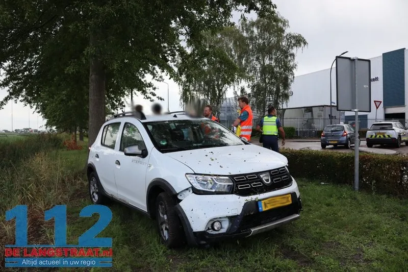 Drie auto's betrokken bij aanrijding Taxandriaweg: Bestuurder eindigt in de bosjes 112 De Langstraat