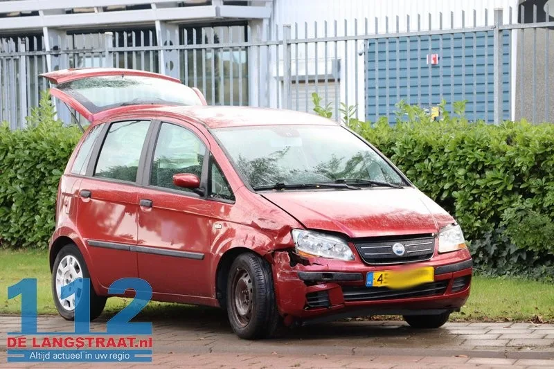 Drie auto's betrokken bij aanrijding Taxandriaweg: Bestuurder eindigt in de bosjes 112 De Langstraat