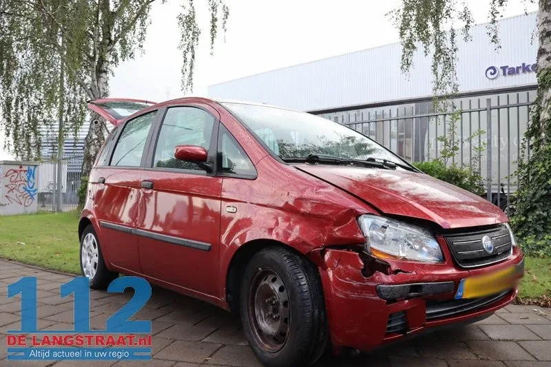 Drie auto's betrokken bij aanrijding Taxandriaweg: Bestuurder eindigt in de bosjes 112 De Langstraat