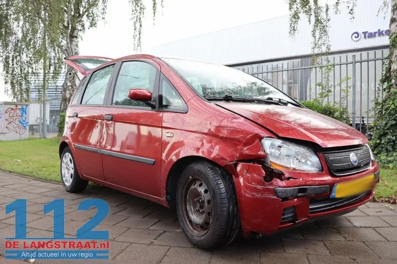 Drie auto's betrokken bij aanrijding Taxandriaweg: Bestuurder eindigt in de bosjes 112 De Langstraat