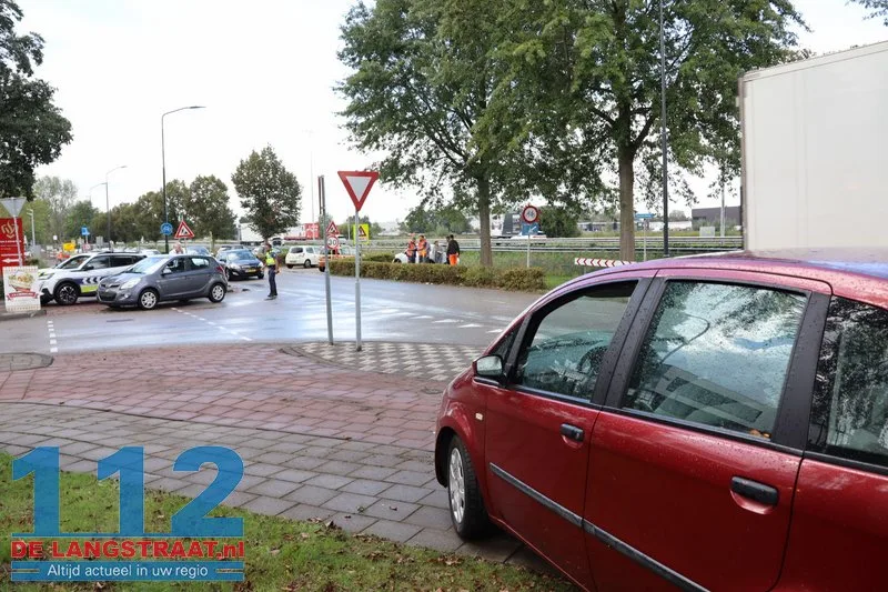 Drie auto's betrokken bij aanrijding Taxandriaweg: Bestuurder eindigt in de bosjes 112 De Langstraat