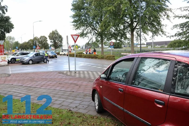 Drie auto's betrokken bij aanrijding Taxandriaweg: Bestuurder eindigt in de bosjes 112 De Langstraat