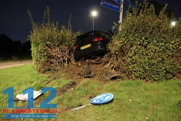 Auto zwaar beschadigd na crash op rotonde Bevrijdingsweg in Sprang-Capelle 112 De Langstraat
