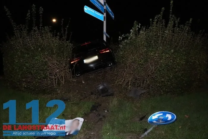 Auto zwaar beschadigd na crash op rotonde Bevrijdingsweg in Sprang-Capelle 112 De Langstraat