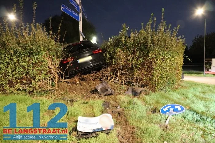 Auto zwaar beschadigd na crash op rotonde Bevrijdingsweg in Sprang-Capelle 112 De Langstraat