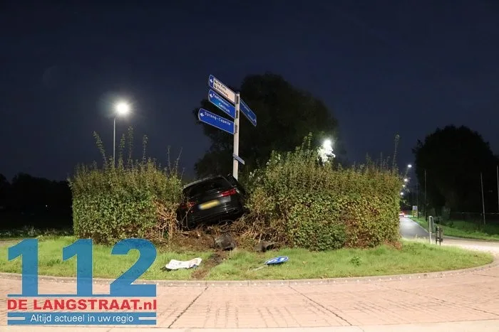 Auto zwaar beschadigd na crash op rotonde Bevrijdingsweg in Sprang-Capelle 112 De Langstraat