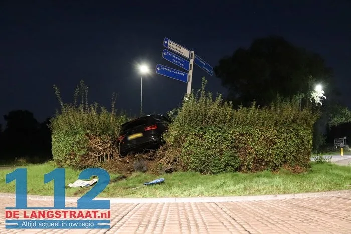 Auto zwaar beschadigd na crash op rotonde Bevrijdingsweg in Sprang-Capelle 112 De Langstraat