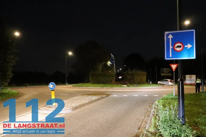 Auto zwaar beschadigd na crash op rotonde Bevrijdingsweg in Sprang-Capelle 112 De Langstraat