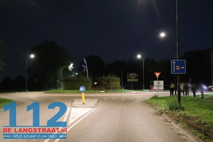 Auto zwaar beschadigd na crash op rotonde Bevrijdingsweg in Sprang-Capelle 112 De Langstraat