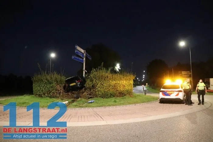 Auto zwaar beschadigd na crash op rotonde Bevrijdingsweg in Sprang-Capelle 112 De Langstraat