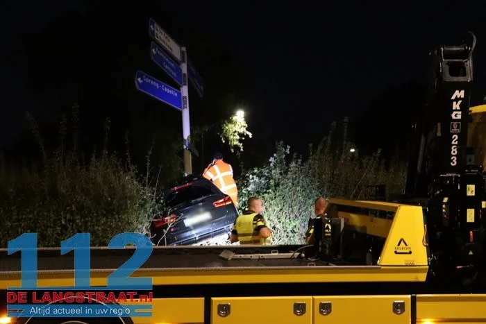 Auto zwaar beschadigd na crash op rotonde Bevrijdingsweg in Sprang-Capelle 112 De Langstraat
