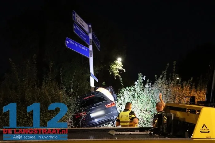 Auto zwaar beschadigd na crash op rotonde Bevrijdingsweg in Sprang-Capelle 112 De Langstraat