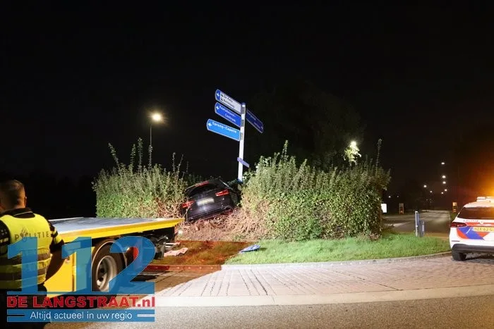 Auto zwaar beschadigd na crash op rotonde Bevrijdingsweg in Sprang-Capelle 112 De Langstraat
