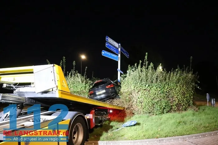 Auto zwaar beschadigd na crash op rotonde Bevrijdingsweg in Sprang-Capelle 112 De Langstraat