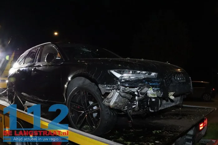 Auto zwaar beschadigd na crash op rotonde Bevrijdingsweg in Sprang-Capelle 112 De Langstraat