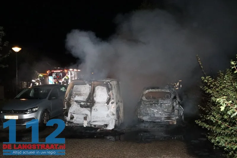 Drie auto's verwoest bij autobrand Waspik 112 De Langstraat
