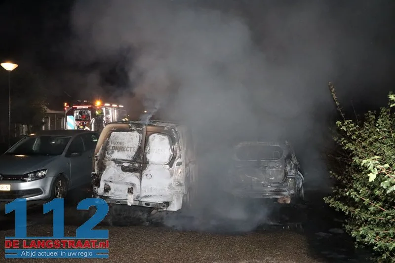 Drie auto's verwoest bij autobrand Waspik 112 De Langstraat