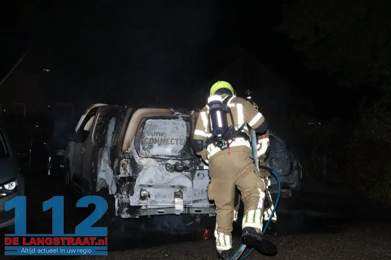 Drie auto's verwoest bij autobrand Waspik 112 De Langstraat