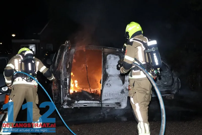 Drie auto's verwoest bij autobrand Waspik 112 De Langstraat