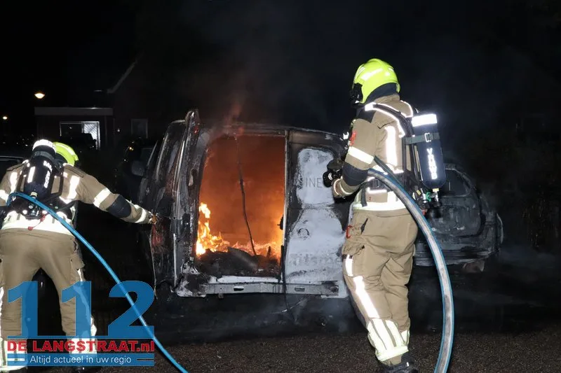 Drie auto's verwoest bij autobrand Waspik 112 De Langstraat