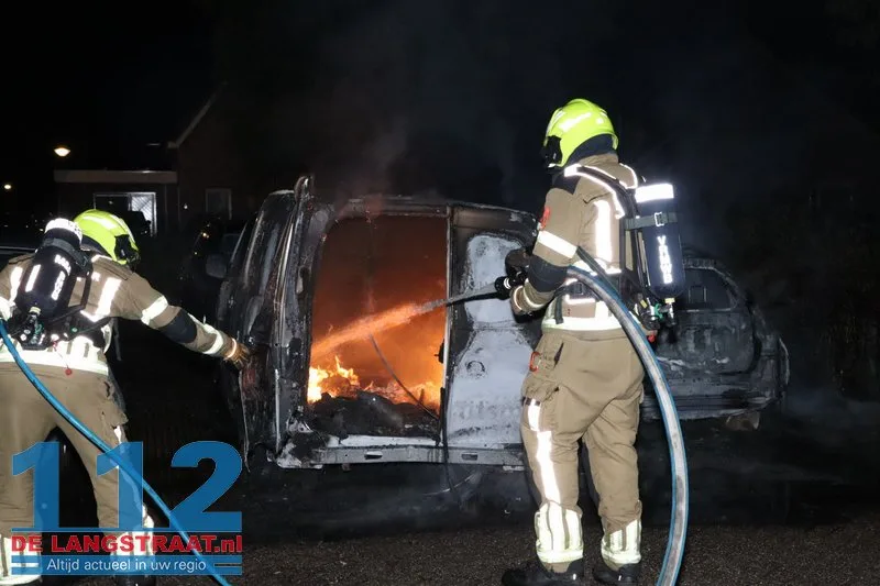 Drie auto's verwoest bij autobrand Waspik 112 De Langstraat