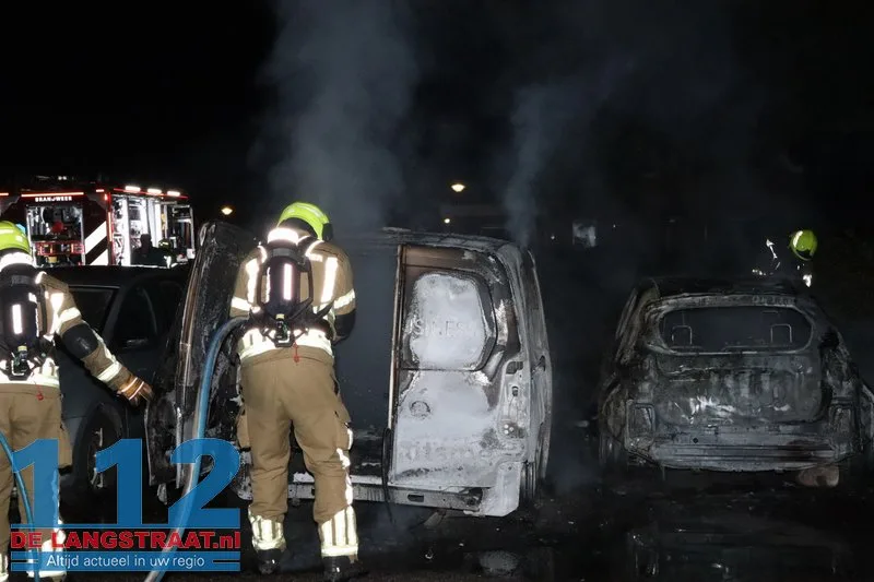 Drie auto's verwoest bij autobrand Waspik 112 De Langstraat