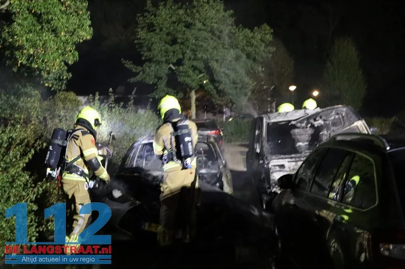 Drie auto's verwoest bij autobrand Waspik 112 De Langstraat