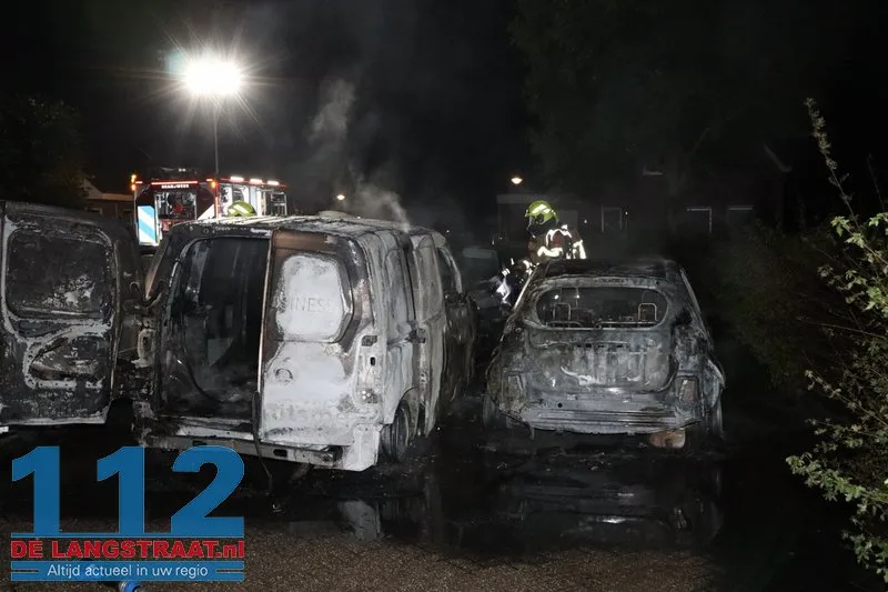 Drie auto's verwoest bij autobrand Waspik 112 De Langstraat