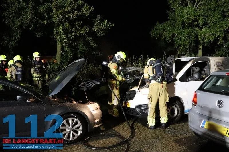 Drie auto's verwoest bij autobrand Waspik 112 De Langstraat