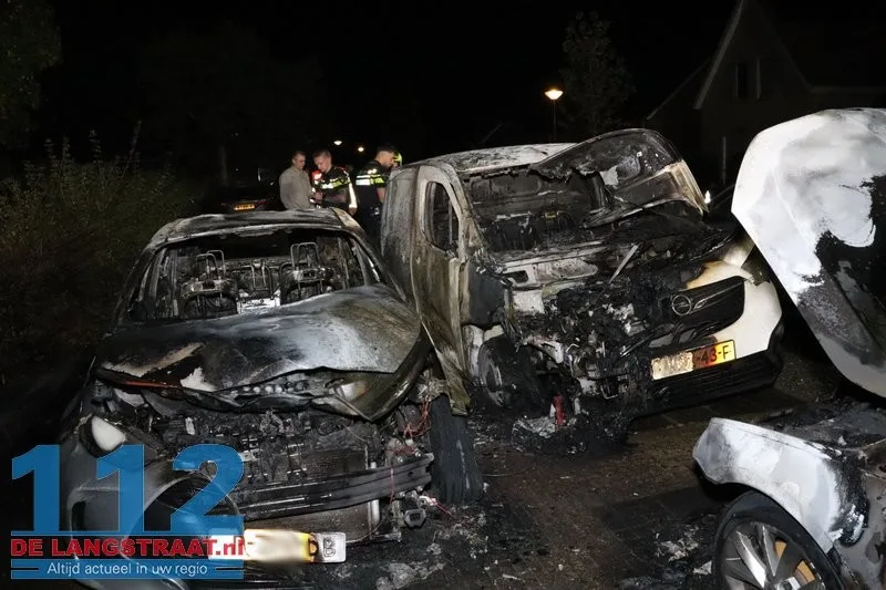 Drie auto's verwoest bij autobrand Waspik 112 De Langstraat