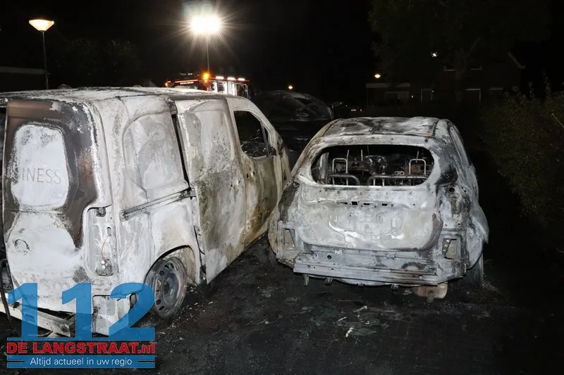 Drie auto's verwoest bij autobrand Waspik 112 De Langstraat