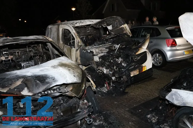 Drie auto's verwoest bij autobrand Waspik 112 De Langstraat
