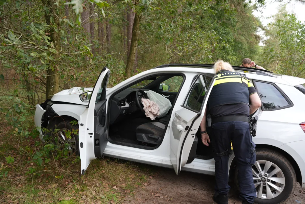 Vrouw rijdt met auto dwars door bos en botst op boom, duikt gewond op bij voormalig Efteling Golfpark 112 De Langstraat