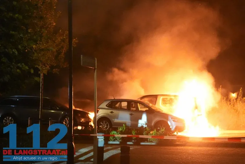 Drie auto's verwoest bij autobrand Waspik 112 De Langstraat