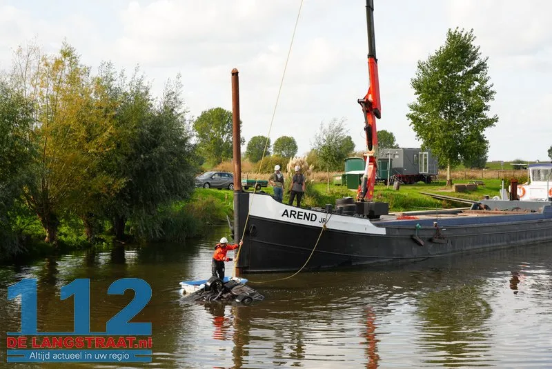 Auto die dinsdagavond in kanaal belandde bij Waalwijk geborgen met kraanschip 112 De Langstraat