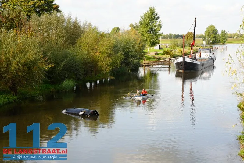 Auto die dinsdagavond in kanaal belandde bij Waalwijk geborgen met kraanschip 112 De Langstraat