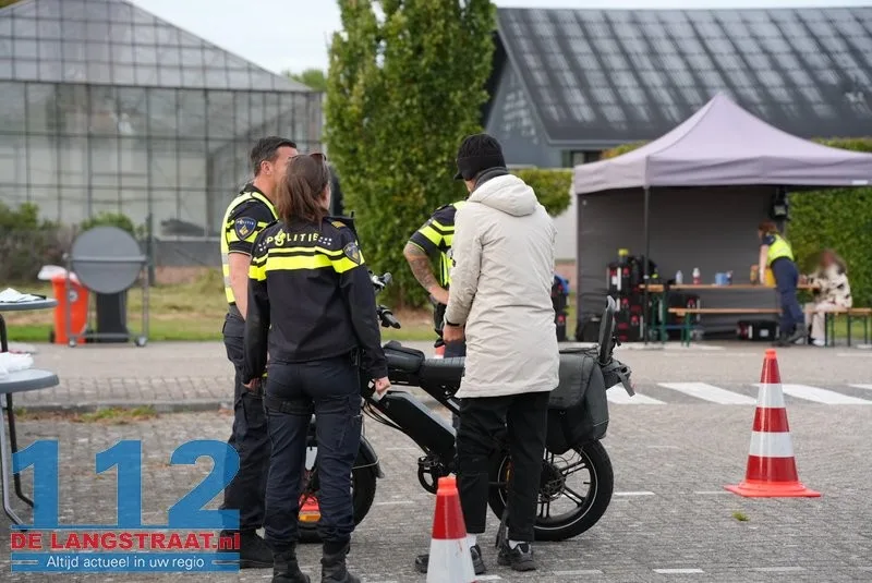 Politie houdt verkeerscontrole met 17 agenten en douane in de Langstraat 112 De Langstraat