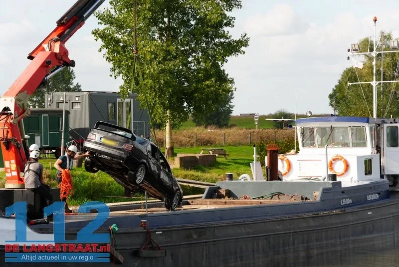 Auto die dinsdagavond in kanaal belandde bij Waalwijk geborgen met kraanschip 112 De Langstraat