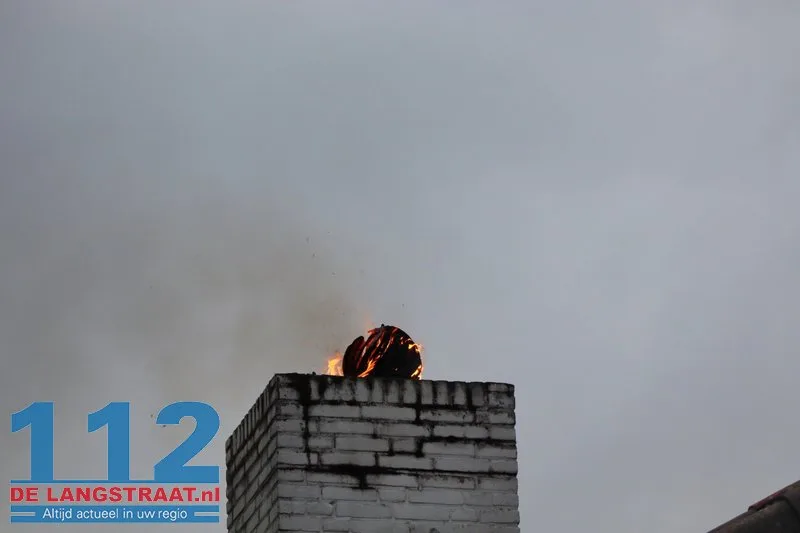 Vlammen uit schoorsteen bij schoorsteenbrand Kaatsheuvel 112 De Langstraat
