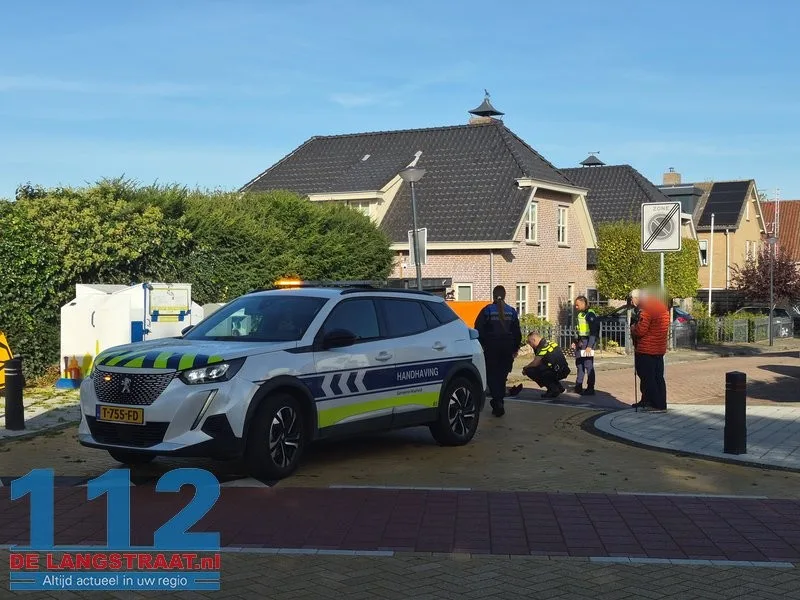 Vrouw valt met fiets en raakt auto in Sprang-Capelle, loopt hoofdwond op 112 De Langstraat
