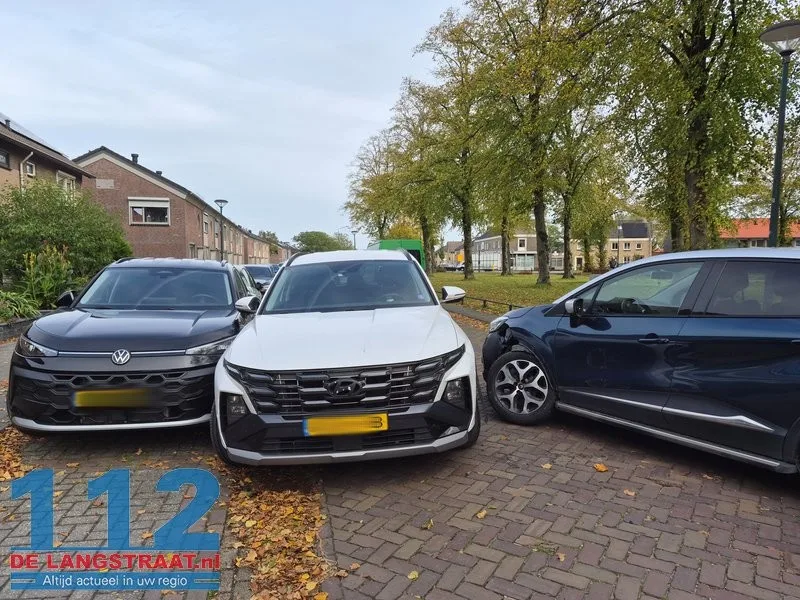 Auto botst tegen tegenligger in Kaatsheuvel, drie voertuigen beschadigd en bestuurder naar ziekenhuis 112 De Langstraat