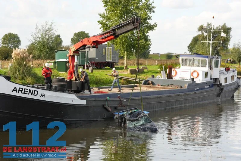 Auto die dinsdagavond in kanaal belandde bij Waalwijk geborgen met kraanschip 112 De Langstraat