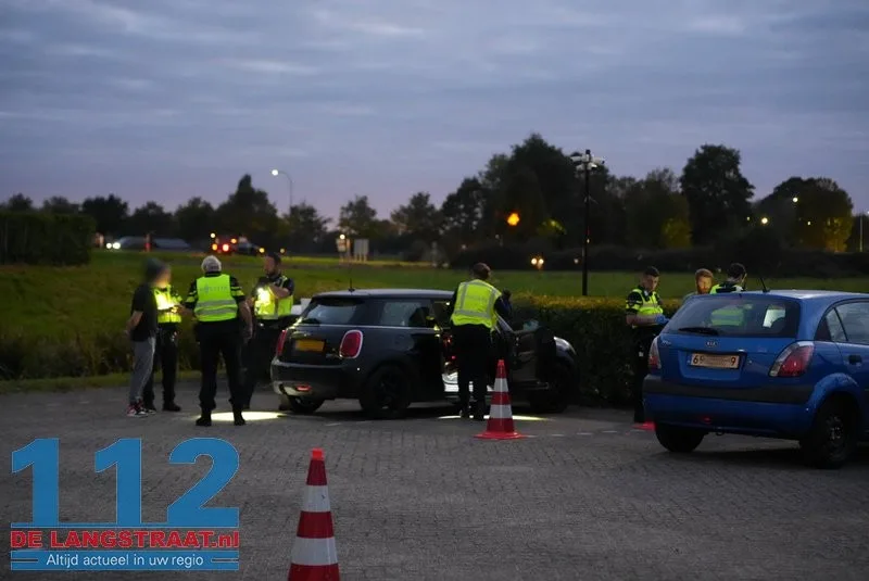 Politie houdt verkeerscontrole met 17 agenten en douane in de Langstraat 112 De Langstraat