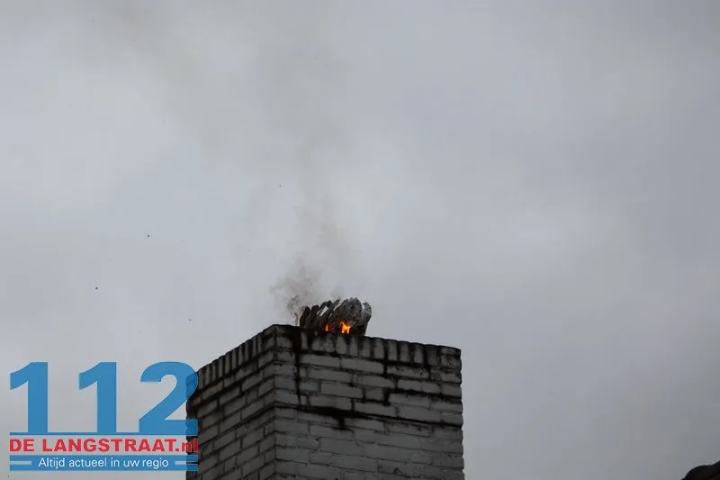 Vlammen uit schoorsteen bij schoorsteenbrand Kaatsheuvel 112 De Langstraat
