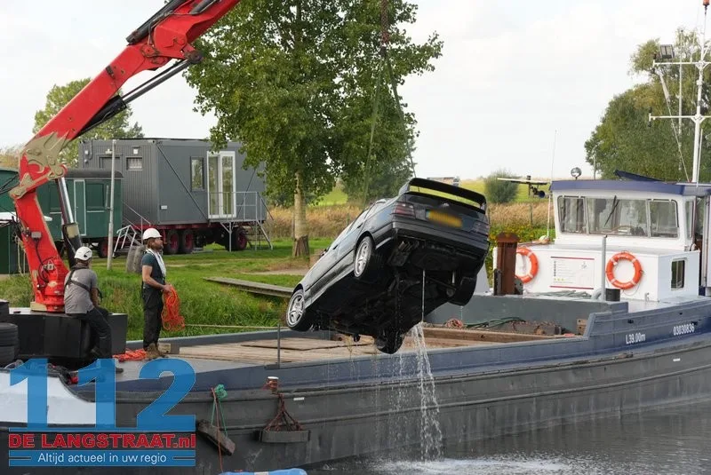 Auto die dinsdagavond in kanaal belandde bij Waalwijk geborgen met kraanschip 112 De Langstraat