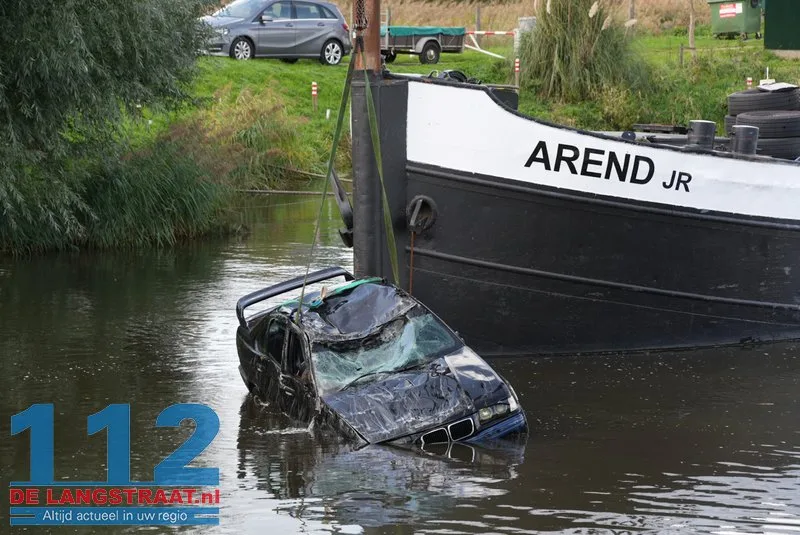 Auto die dinsdagavond in kanaal belandde bij Waalwijk geborgen met kraanschip 112 De Langstraat